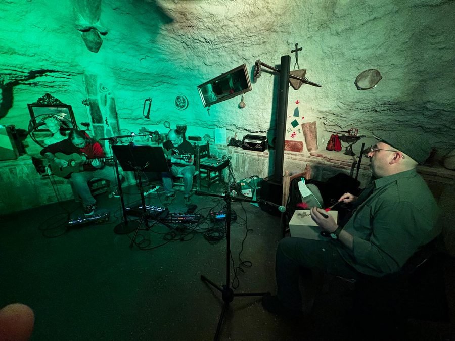 Petrus tocando en directo en una cueva