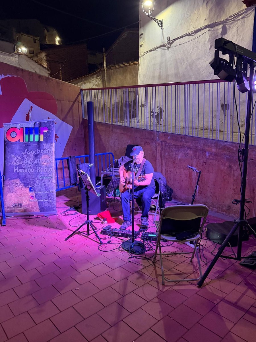 Petrus tocando en directo en la Replaceta Judería durante las I Jornadas de Arte Urbano