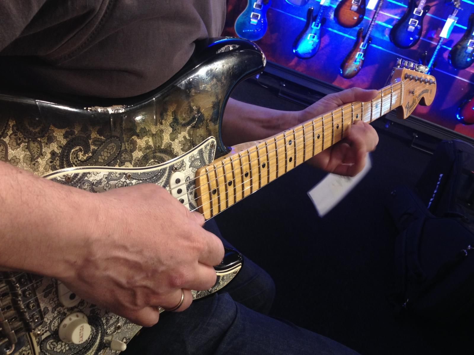 PETRUS tocando la guitarra
